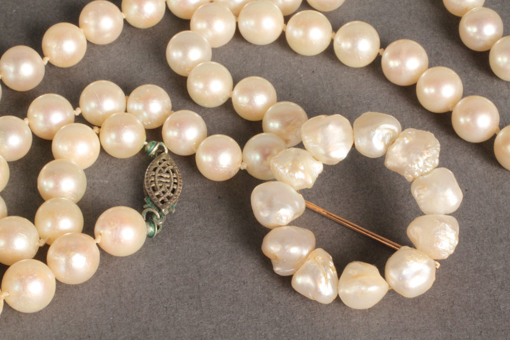 Lot 103: Pearl Necklace & Brooch