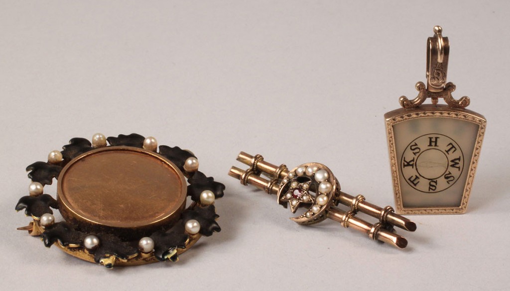 Lot 104: 3 pcs Victorian gold jewelry inc. Masonic fob