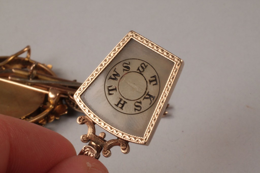 Lot 104: 3 pcs Victorian gold jewelry inc. Masonic fob