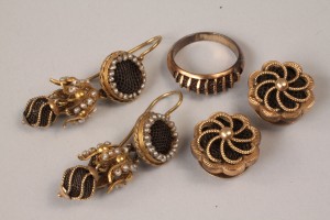 Lot 318: Victorian gold and hairwork earrings, cufflinks, a