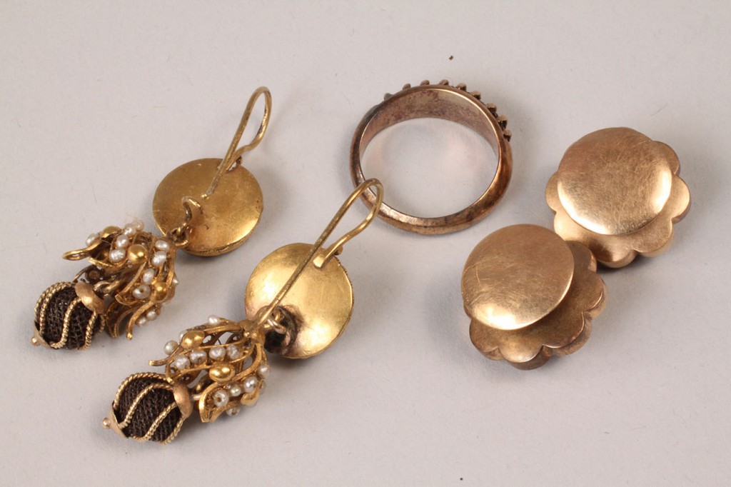 Lot 318: Victorian gold and hairwork earrings, cufflinks, a