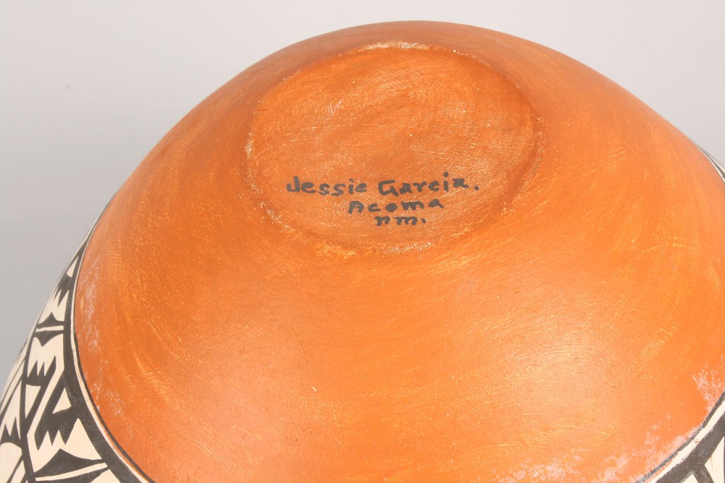 Lot 355: Large Acoma pot by Jessie Garcia