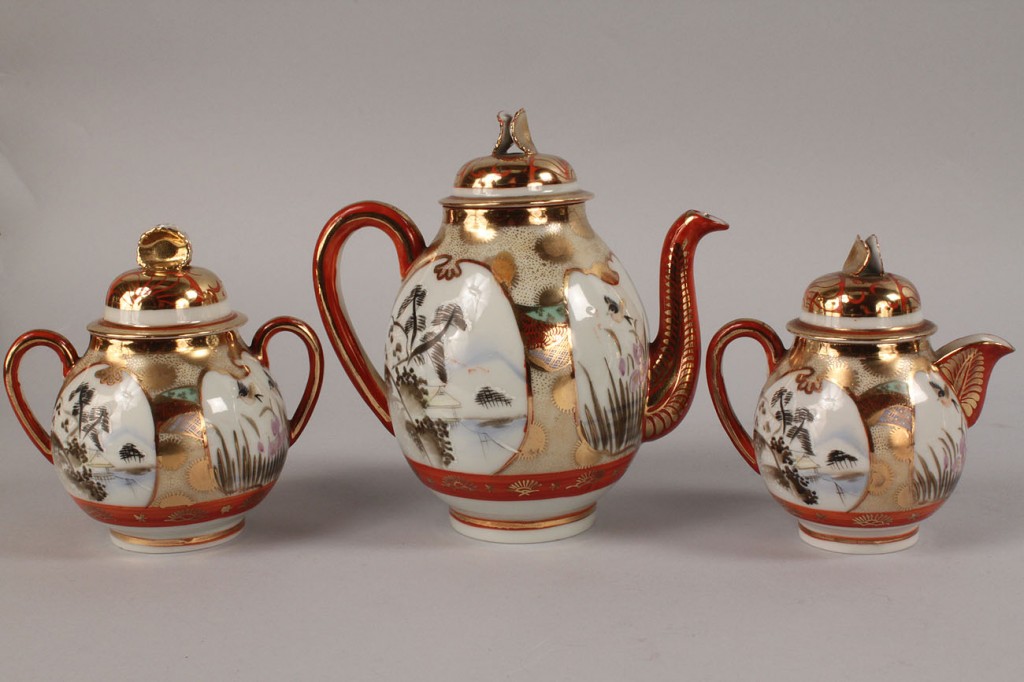 Lot 438: Satsuma porcelain tea service, 19 pieces