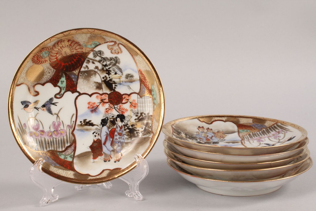 Lot 438: Satsuma porcelain tea service, 19 pieces