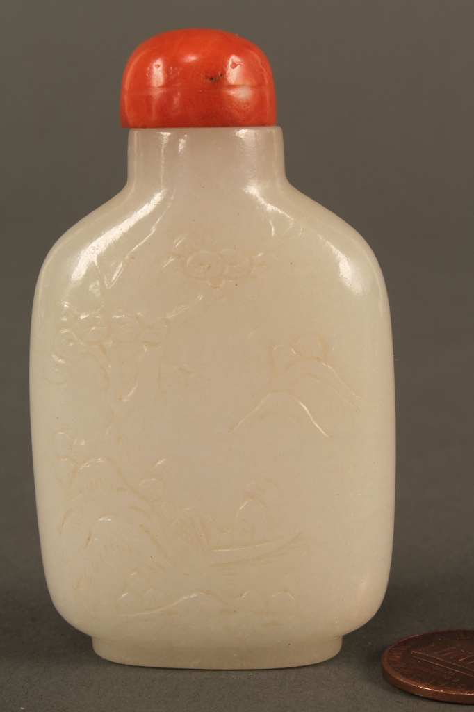Lot 15: Carved white Jade snuff bottle, Qing dynasty
