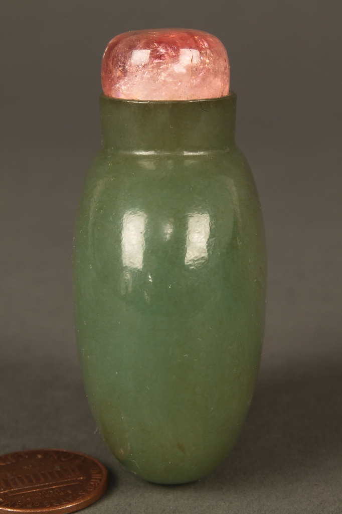Lot 16: Green jade snuff bottle with rose quartz stopper