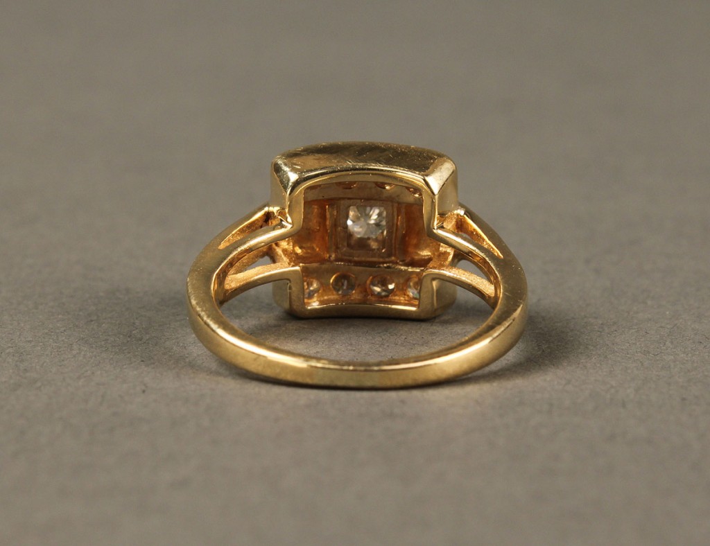 Lot 384: 18K Diamond Fashion Ring