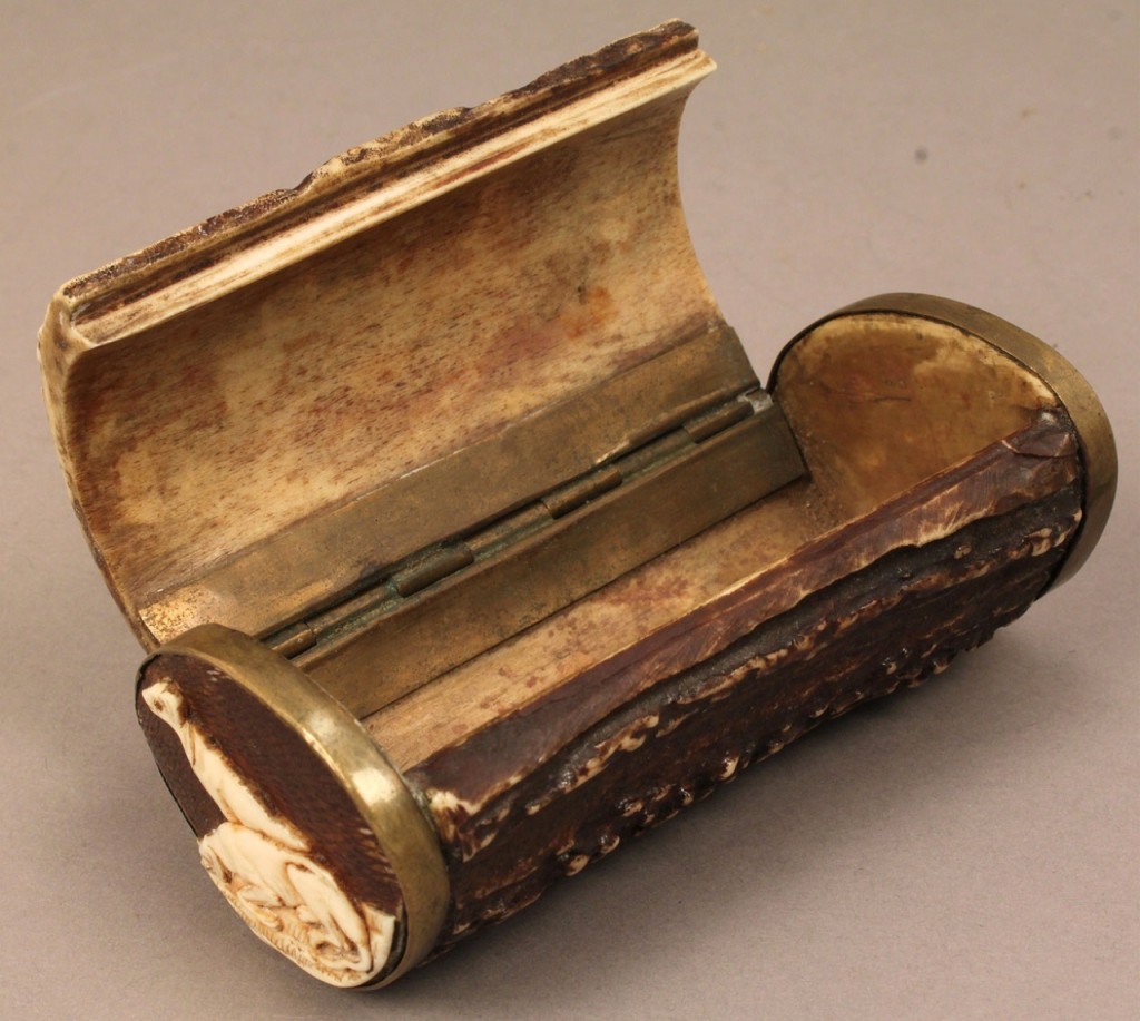 Lot 421: Small horn trinket or snuff box