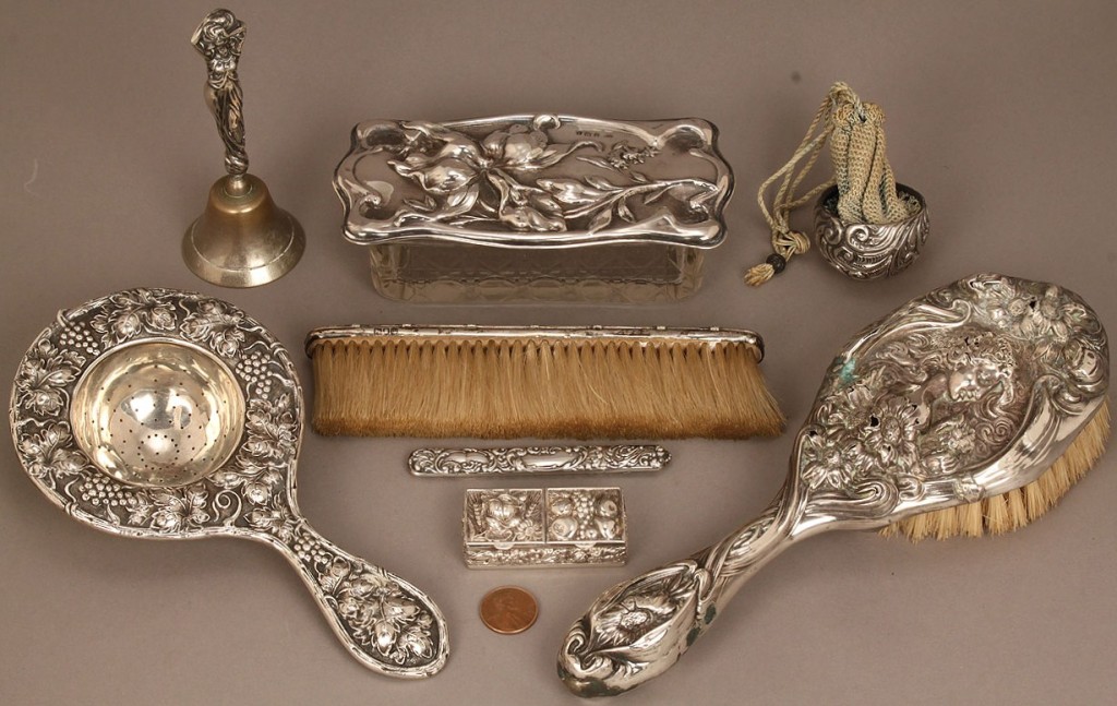 Lot 538: Lot of 7 silver ladies items, Art Nouveau era