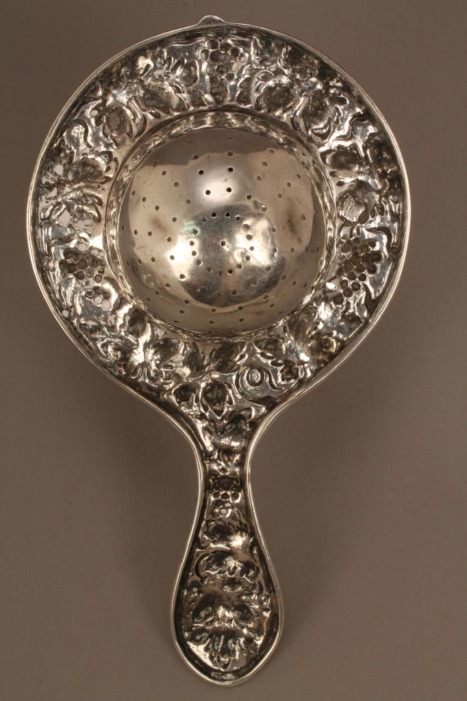 Lot 538: Lot of 7 silver ladies items, Art Nouveau era