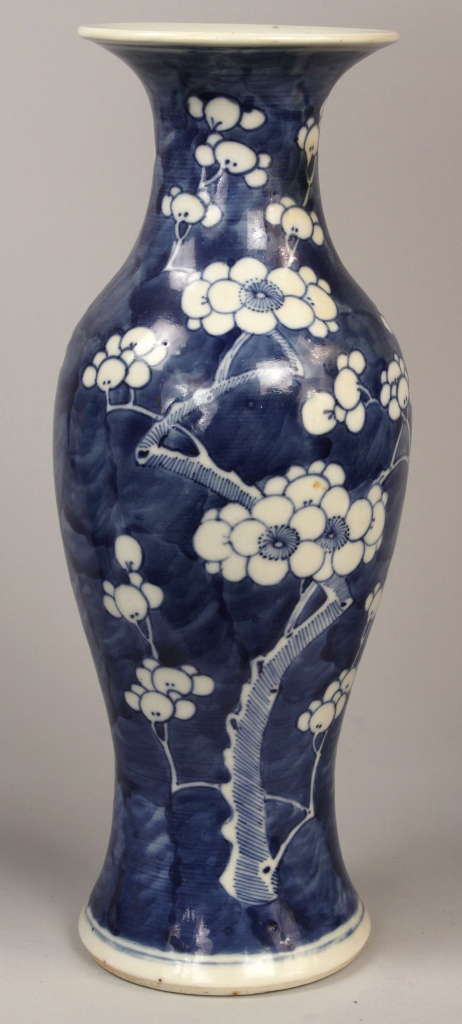 Lot 619: 3 Chinese Hawthorne Porcelain Vases, 19th c.