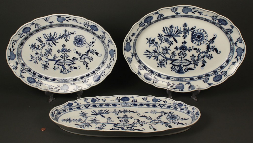 Lot 652: Meissen Porcelain Blue Onion Platters, 3 total