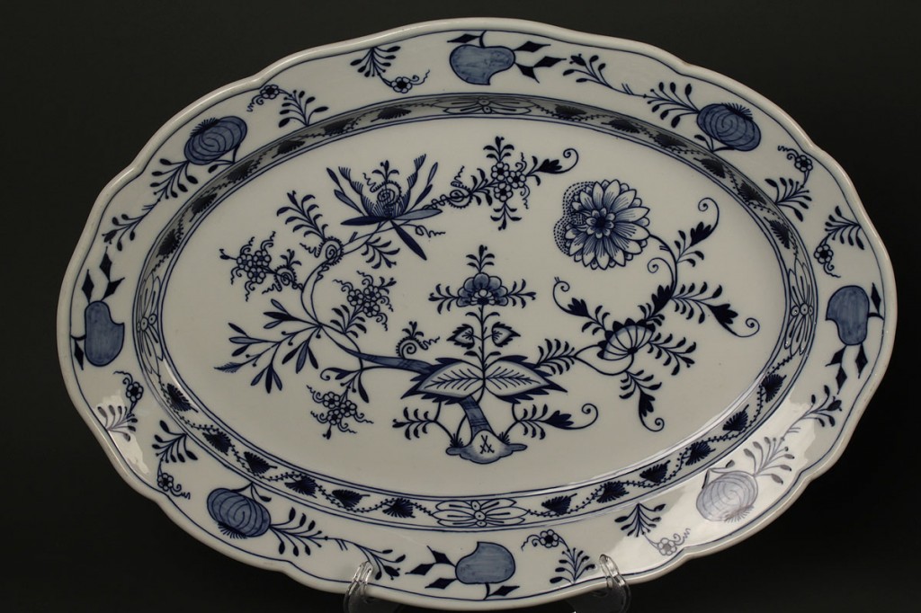 Lot 652: Meissen Porcelain Blue Onion Platters, 3 total