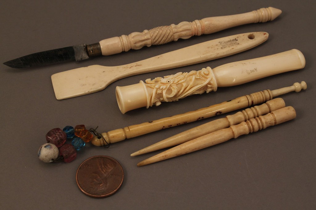 Lot 658: Collection of Ivory Sewing Notions, 25 pcs