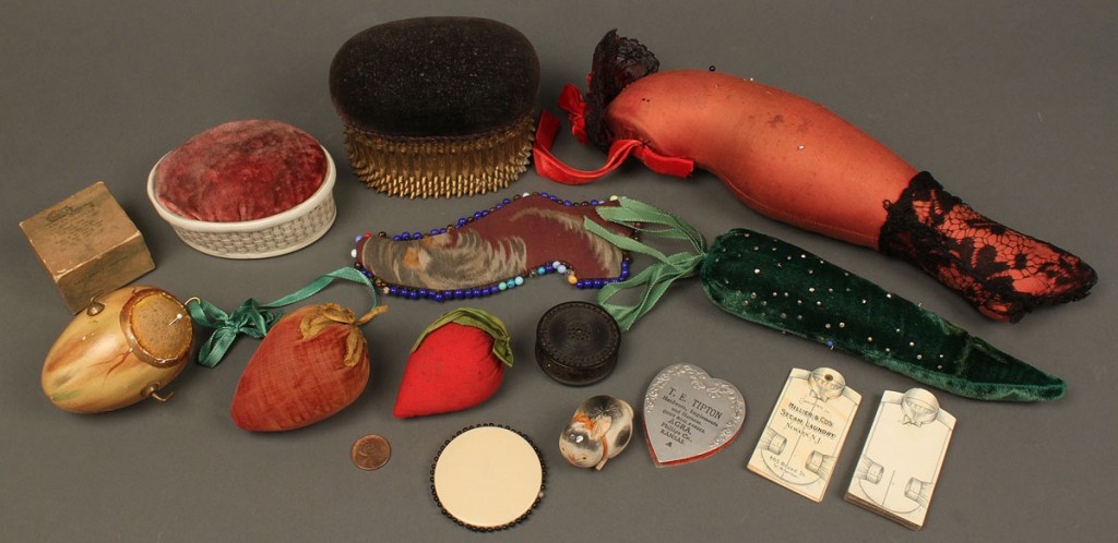 Lot 662: Vintage figural emery & pincushion collection, 14
