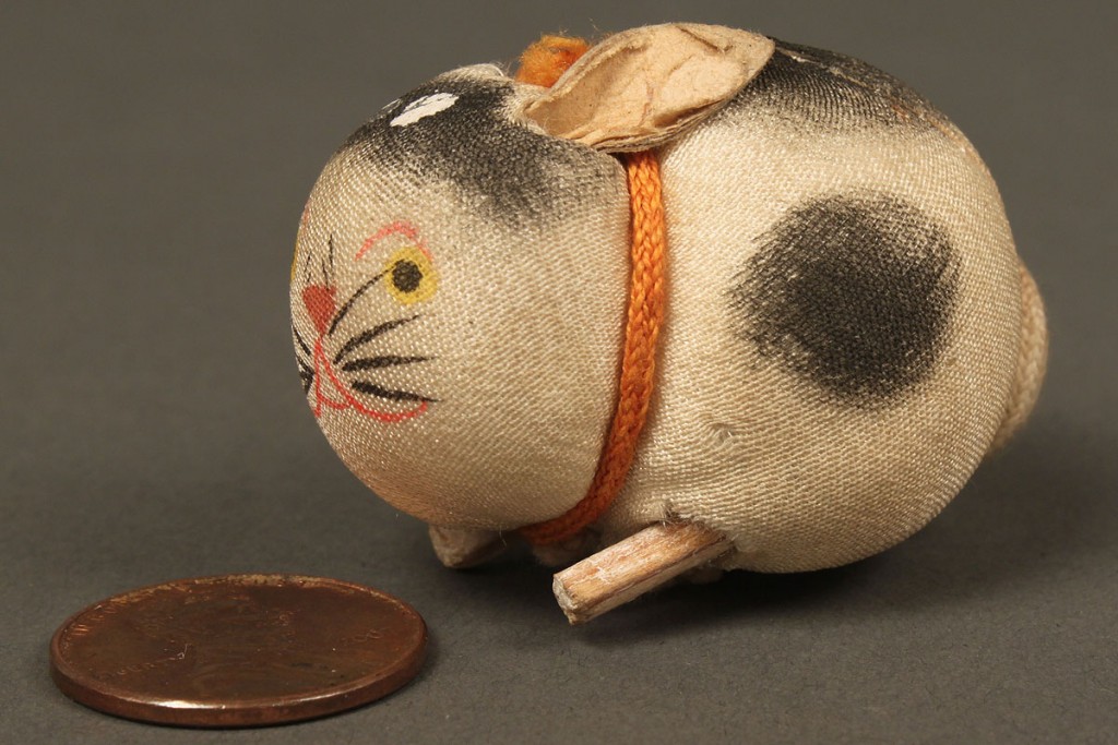 Lot 662: Vintage figural emery & pincushion collection, 14