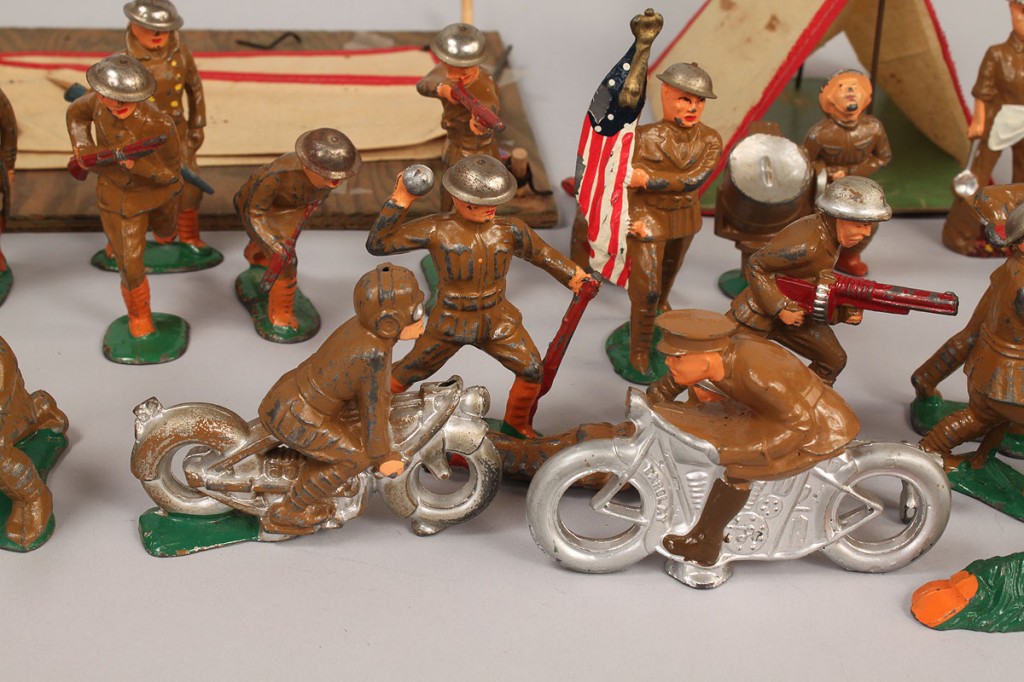 Lot 731: WWI & II toy soldiers and tents, Manoil Barclay