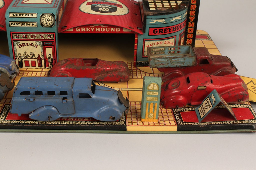 Lot 733: Marx Tin Litho Greyhound Bus Terminal Toy