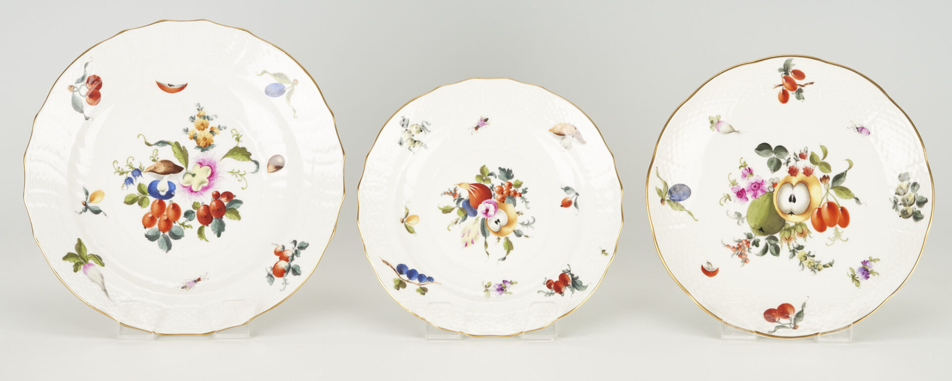Lot 217: 132 Pieces of Herend Porcelain, Fruits & Flowers Pattern
