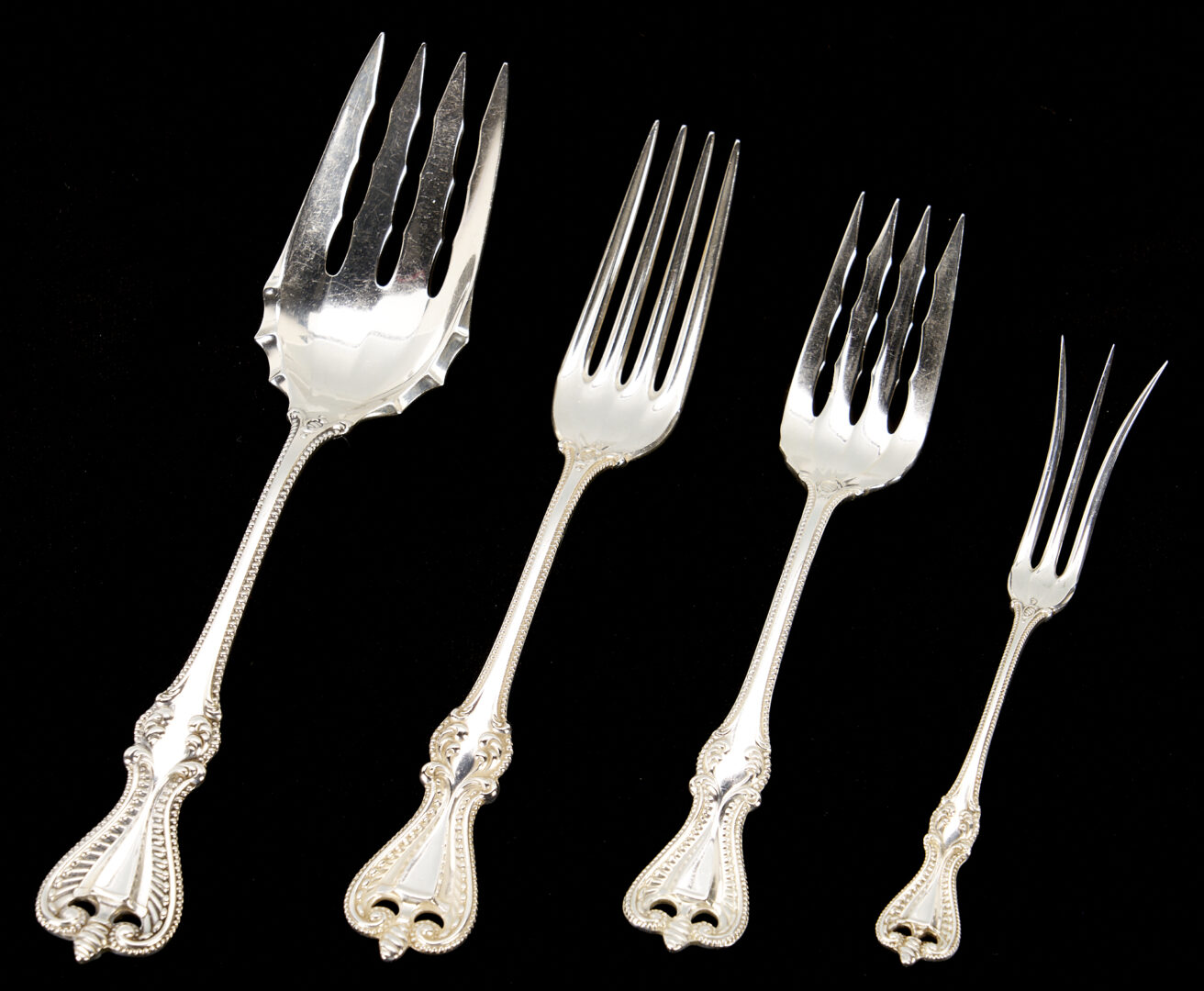 Lot 286: Towle Old Colonial Sterling Flatware set, 84 pieces